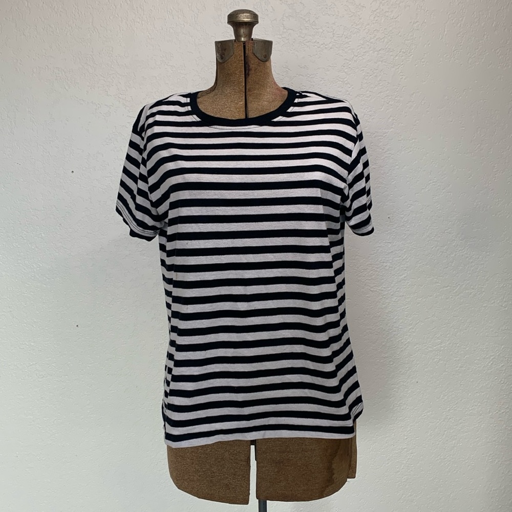 🌟Black and white striped tee shirt🌟